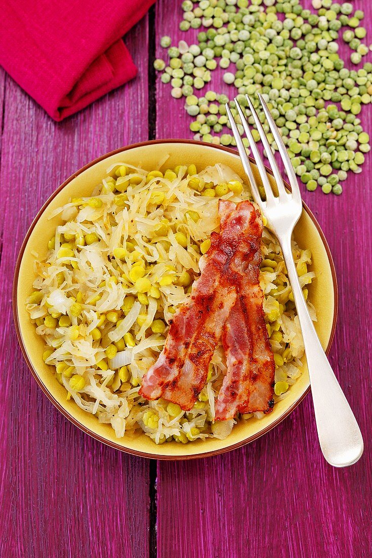 Sauerkraut with peas and bacon