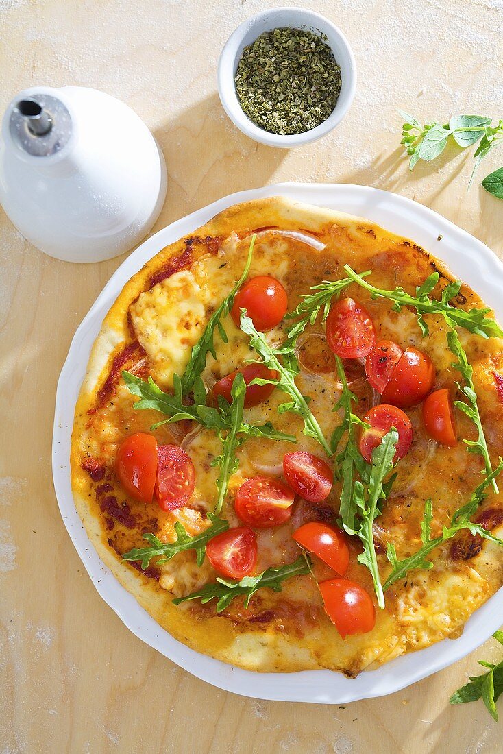Pizza mit Mozzarella, Tomaten und Rucola
