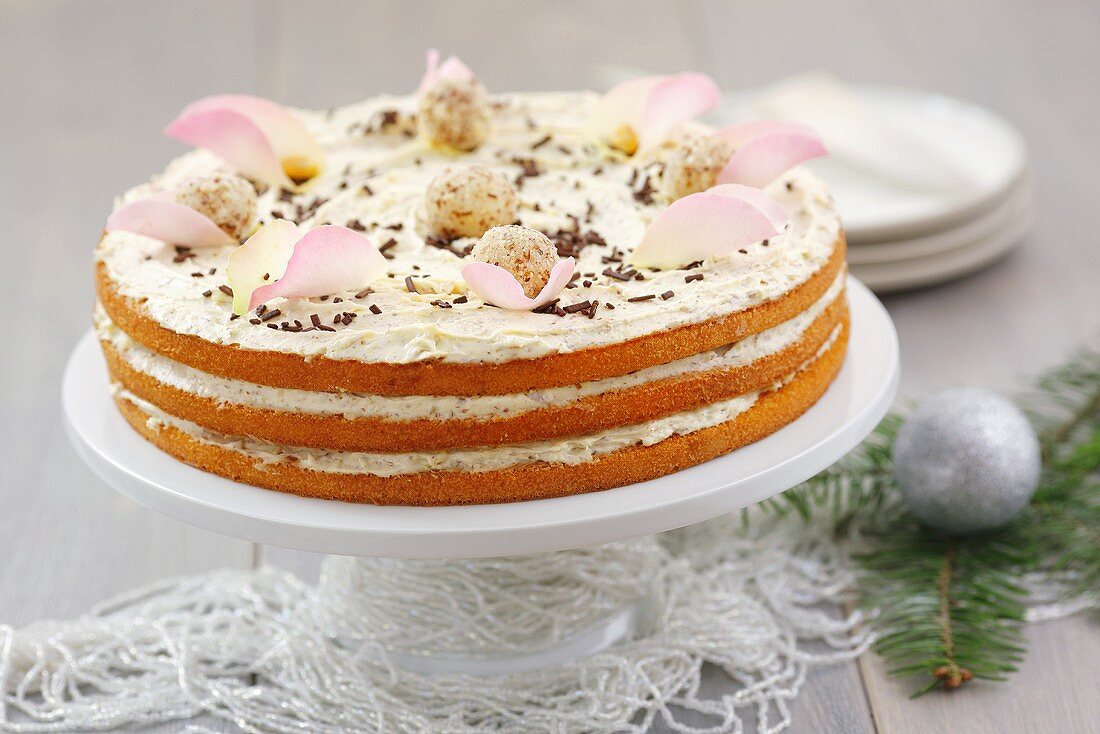 Mandelkuchen mit Rosenblättern zu Weihnachten