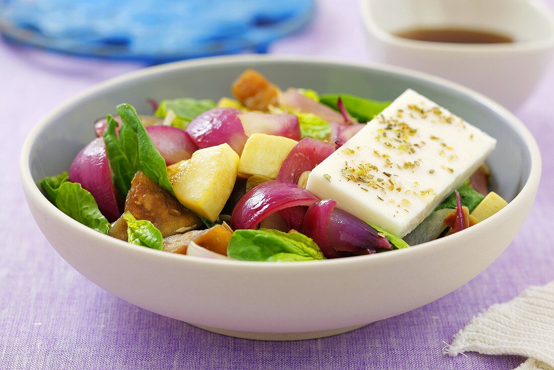 Gebratenes Gemüse (Kürbis und Zwiebeln) mit Spinat und Feta