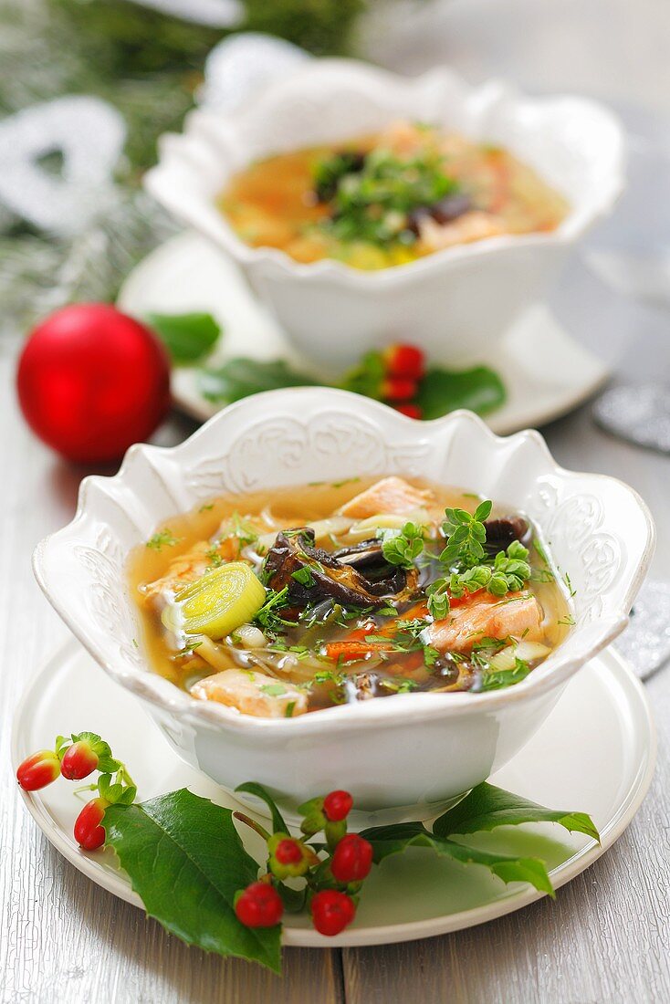 Lachssuppe mit getrockneten Pilzen zu Weihnachten