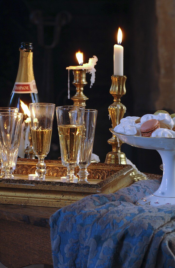 Champagner, Macarons und Kerzen