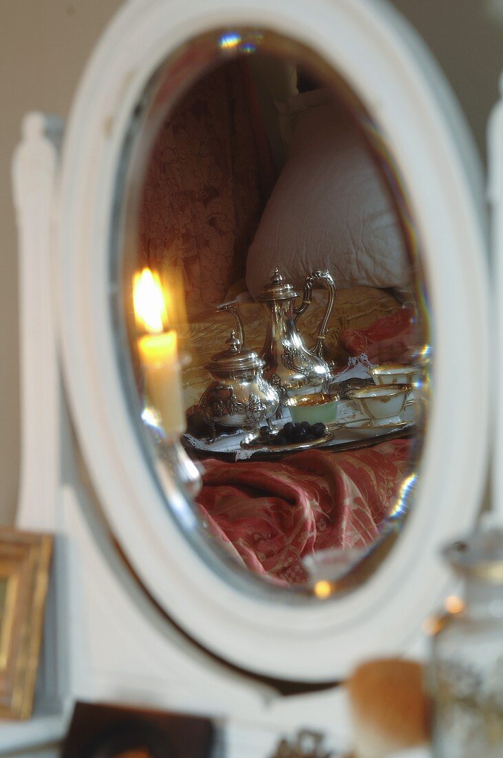 Blick in Spiegel auf Frühstückstablett im Schlafzimmer