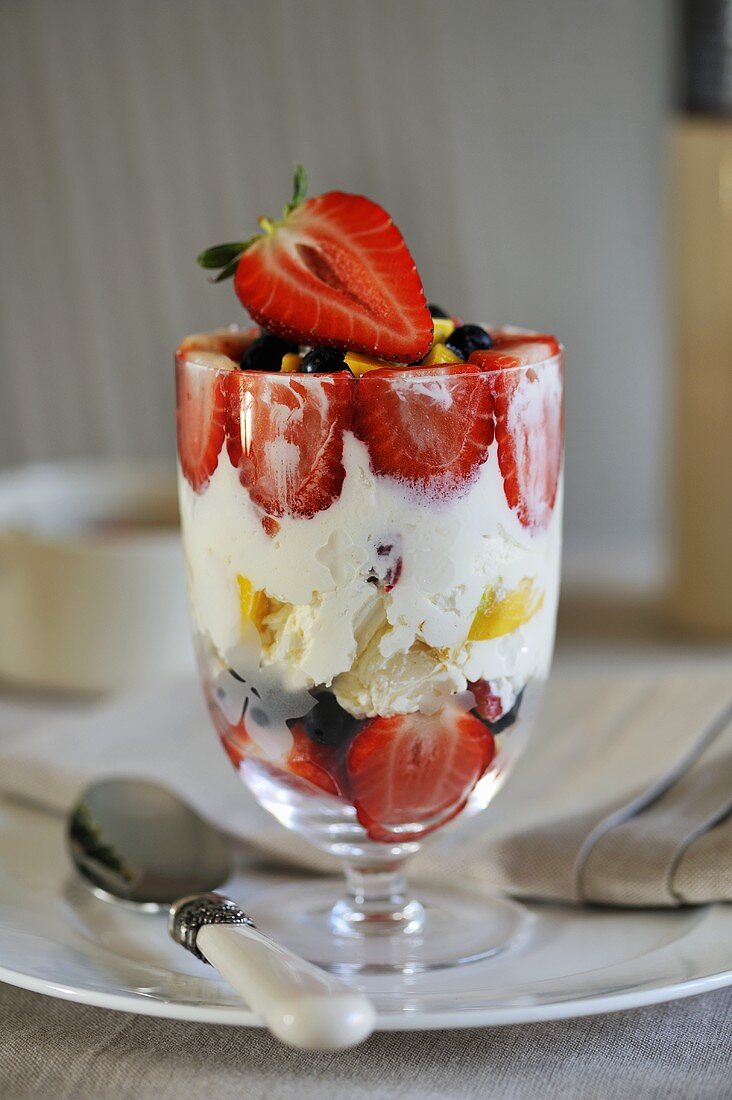 Layered dessert with quark cream and fresh fruit