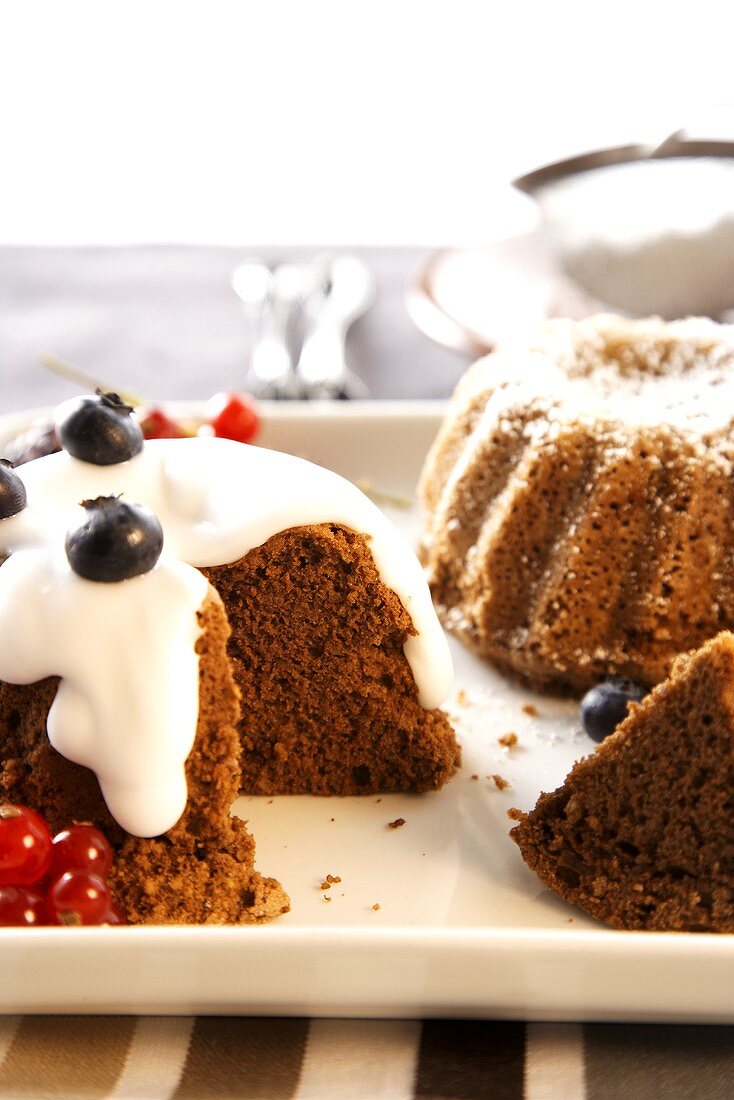 Napfkuchen mit Sahne und Beeren, Puderzucker