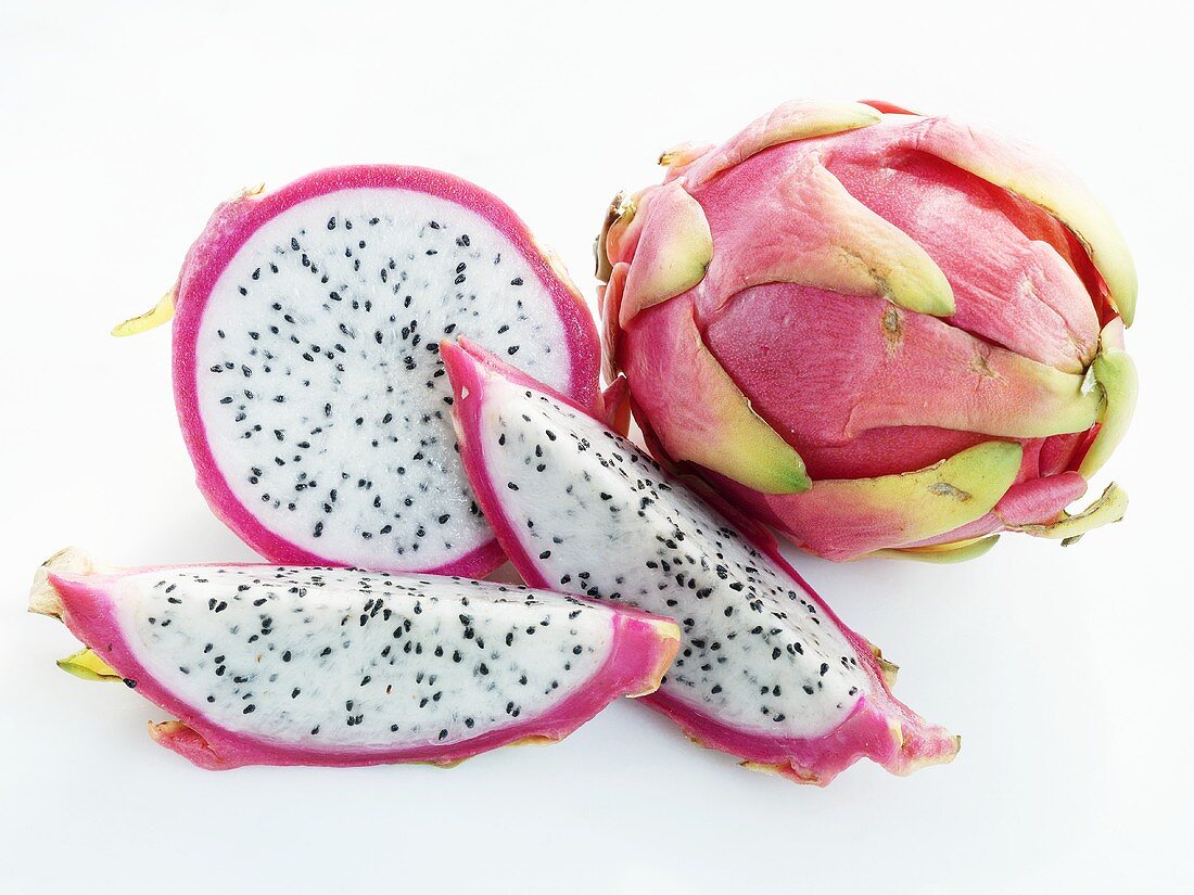 Whole pitahaya and pieces of pitahaya