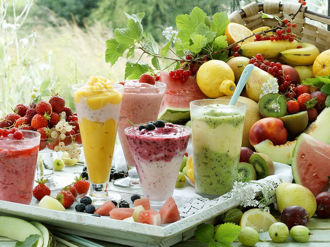 Fünf verschiedene Frucht-Smoothies