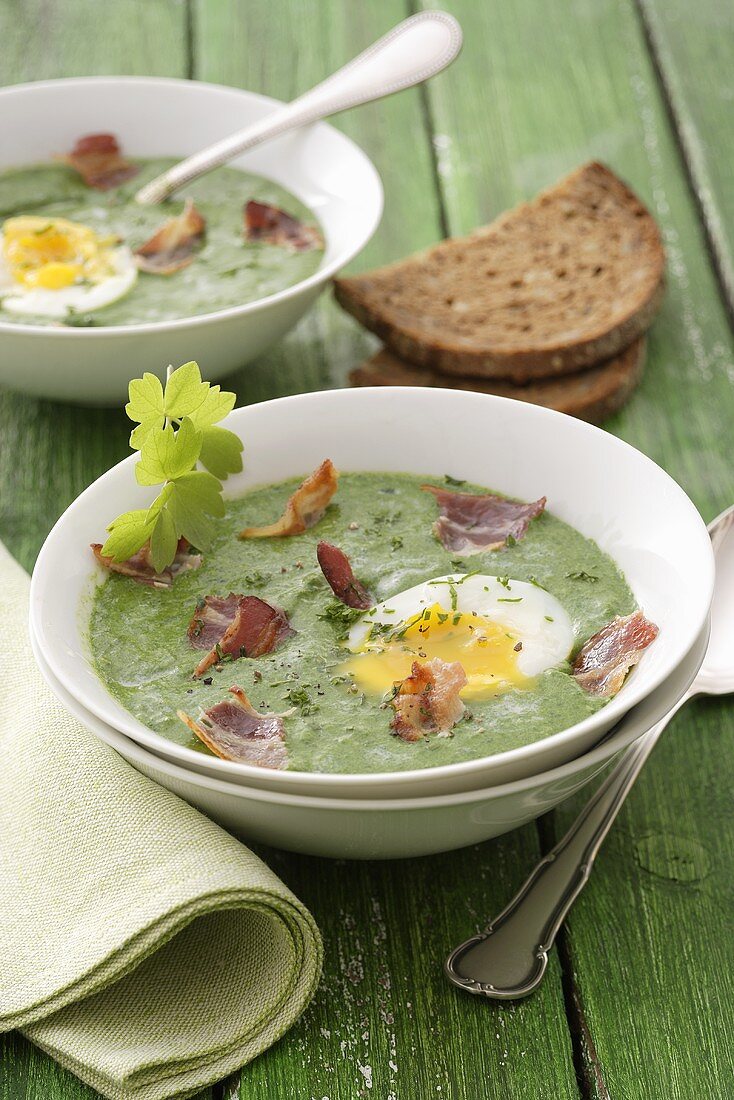 Spinach soup with bacon and boiled egg