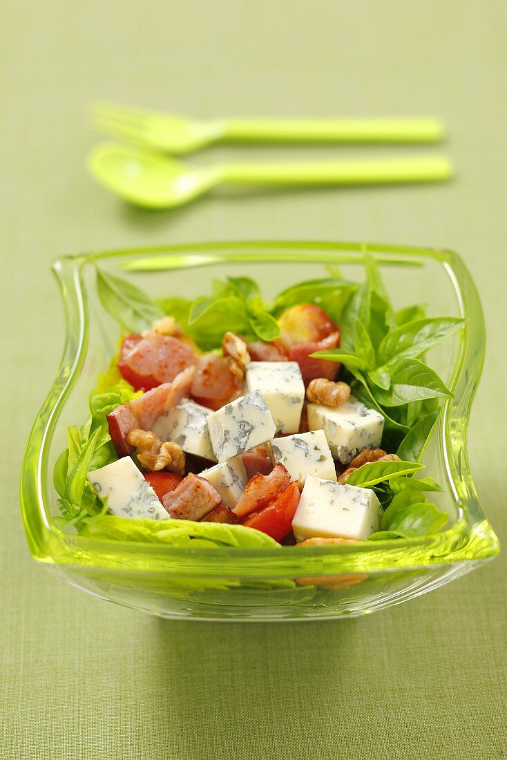 Spinach salad with pancetta, blue cheese, tomatoes and basil