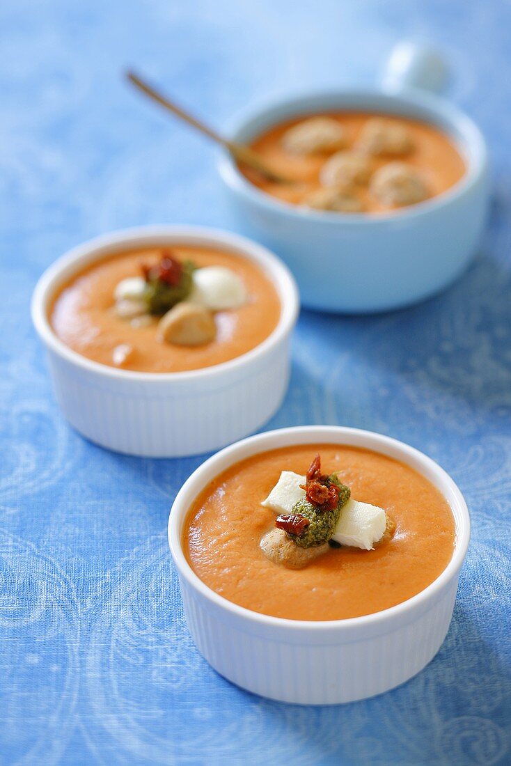 Tomatencremesuppe mit Mozzarella, Pesto und getrockneten Tomaten