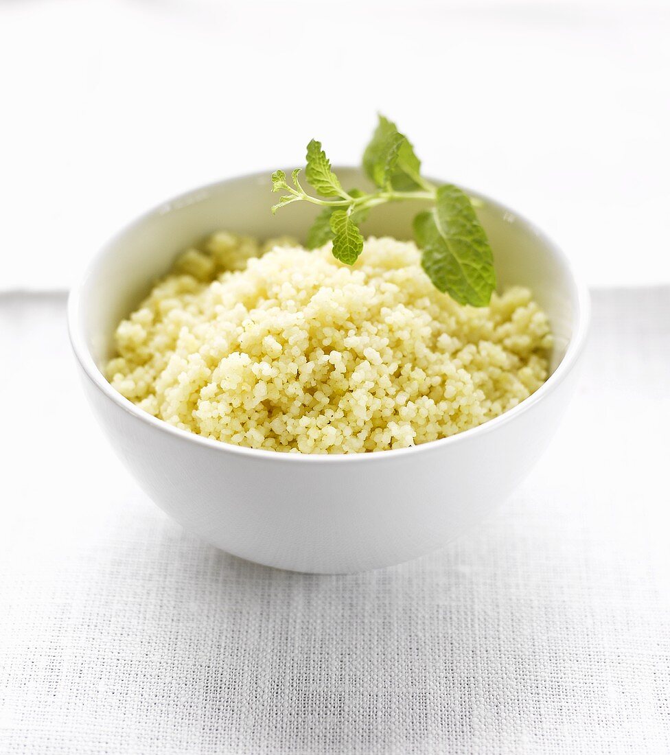 Couscous in Schale mit Minze