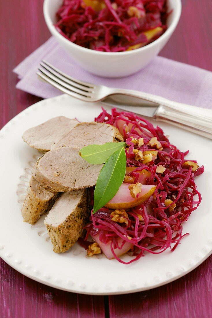 Schweinefilets mit Rotkohl-Birnen-Salat