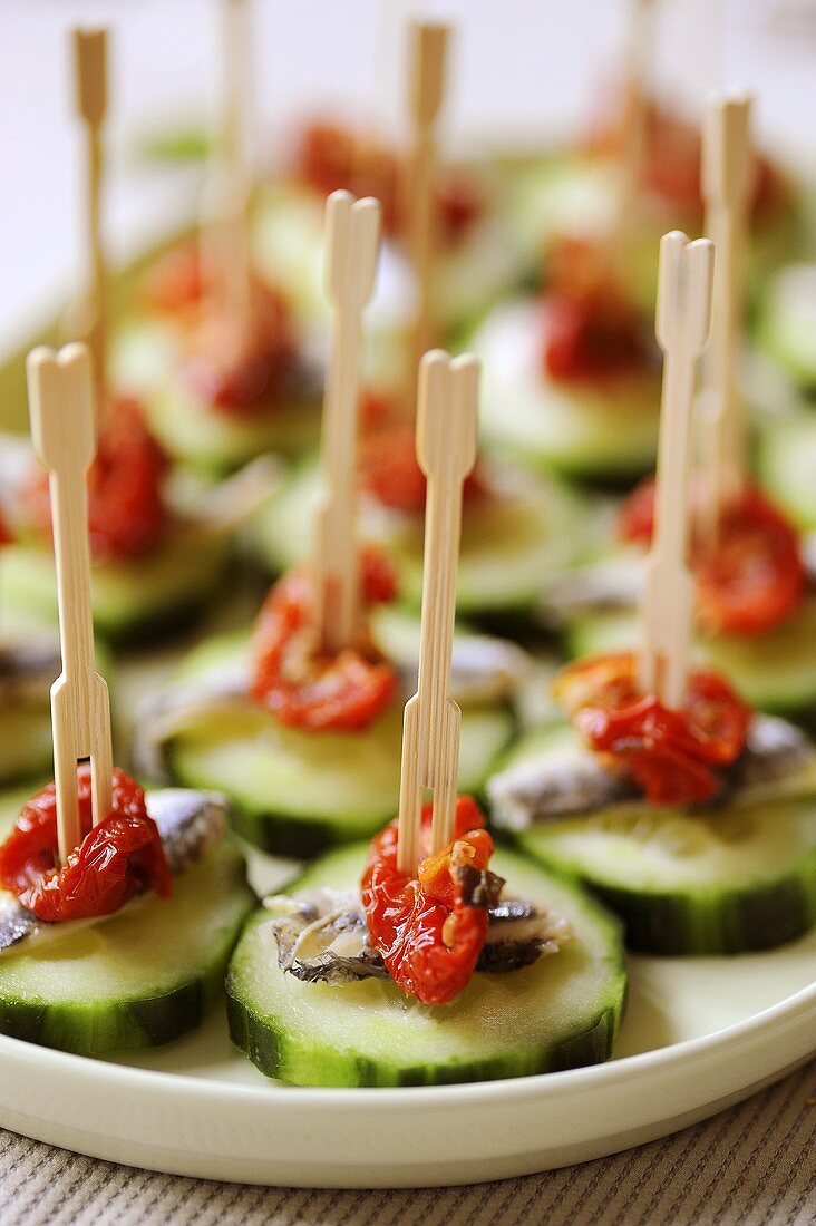 Gurkenhäppchen mit eingelegten Tomaten und Sardellen