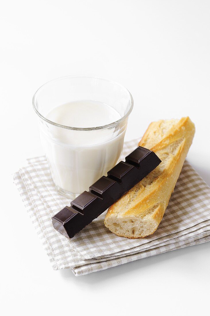 Baguette, Schokolade und Glas Milch