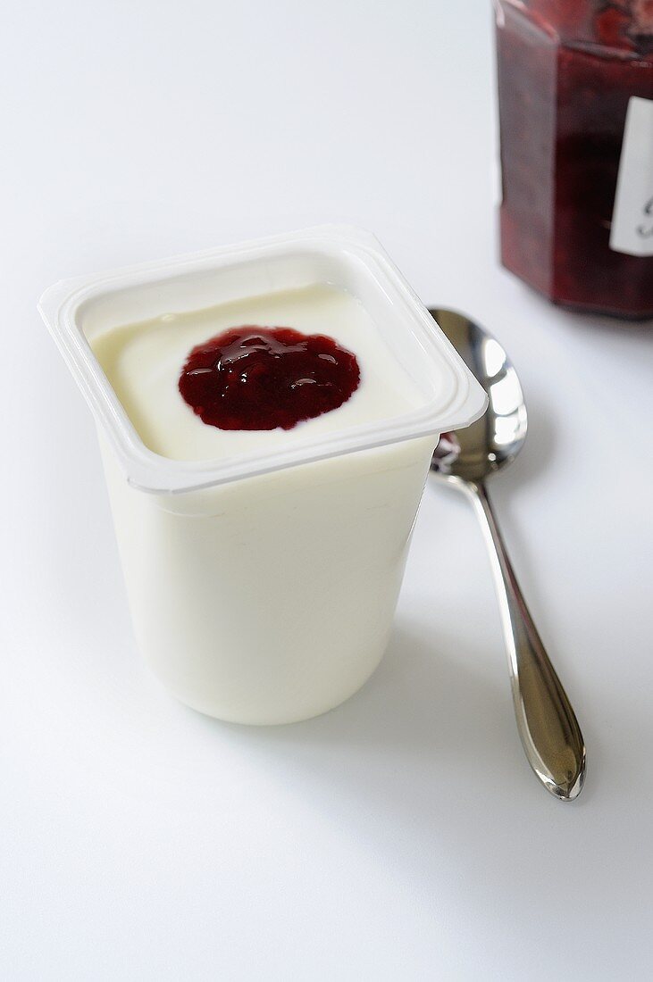 Joghurt mit Marmelade im Plastikbecher