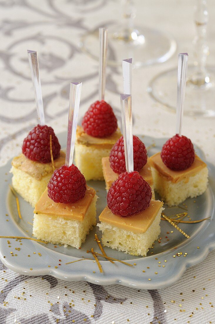 Brioche cubes with goose liver and raspberries (Christmas)