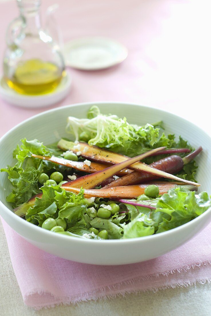 Blattsalat mit Erbsen und Möhren