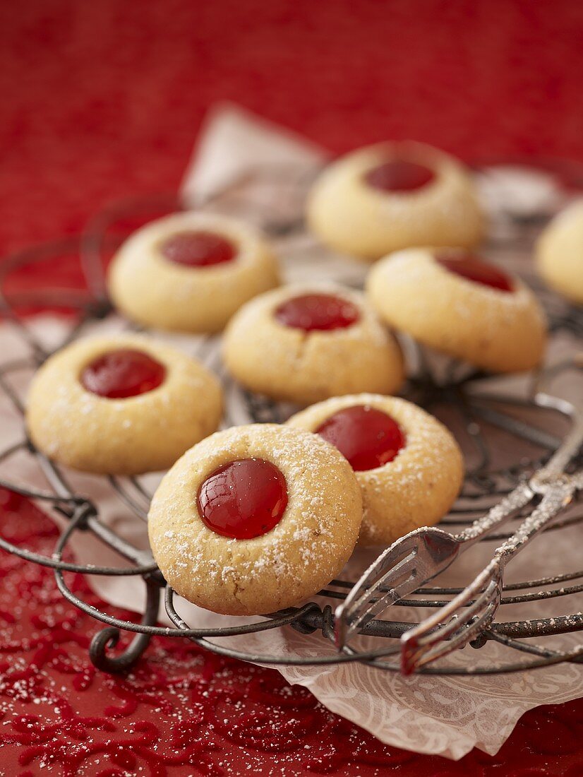 Husarenbusserl (Jam-filled biscuits)