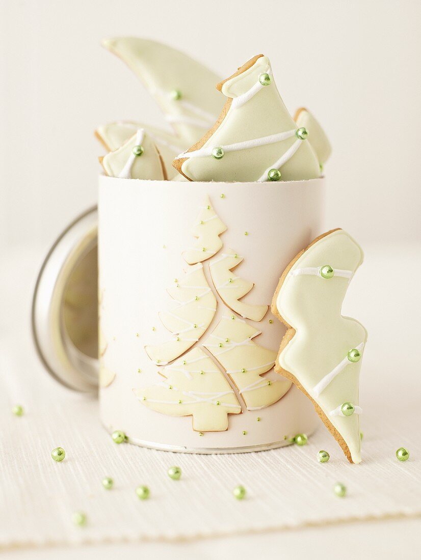 Lebkuchen-Puzzle mit Zuckerguss mit Keksdose