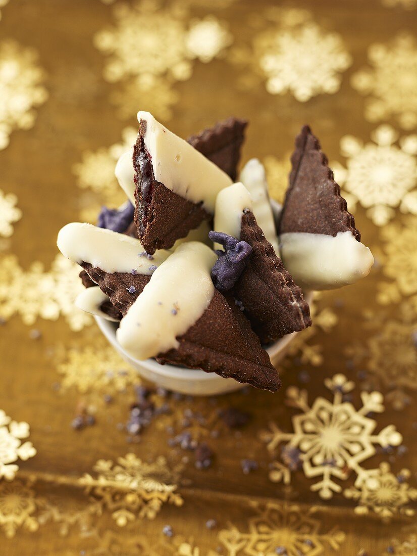 Chocolate triangles with cassis filling