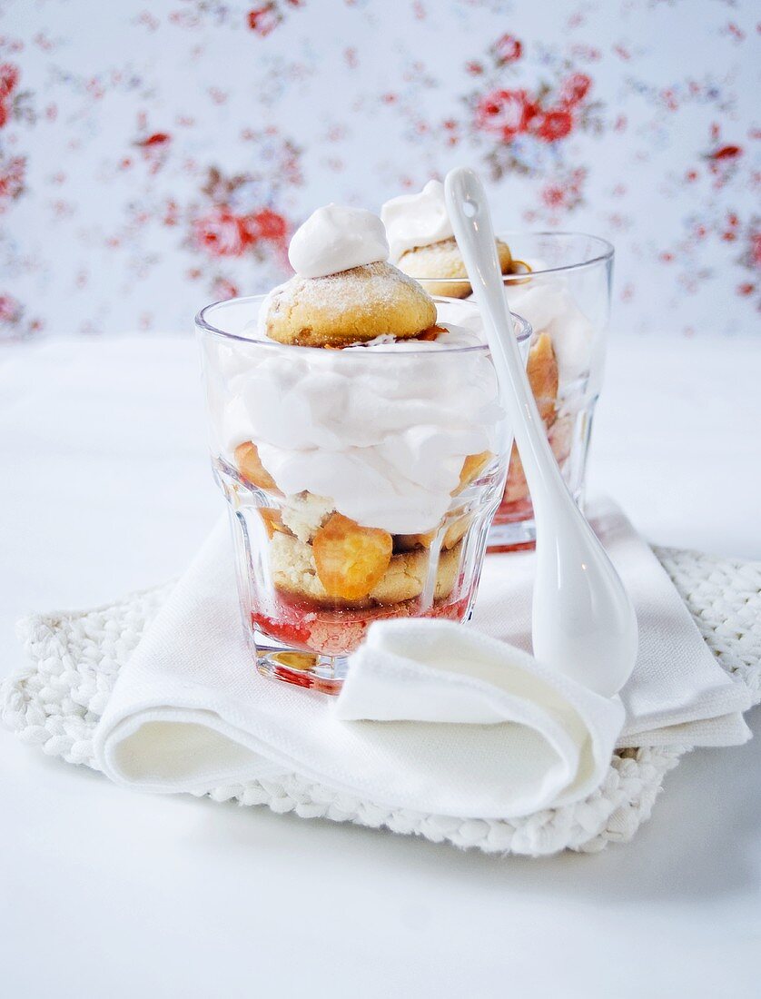 Vanilla biscuits with kumquats and cream