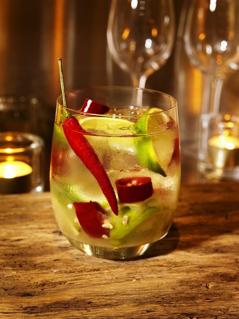 Drink mit Limetten und Chilischoten