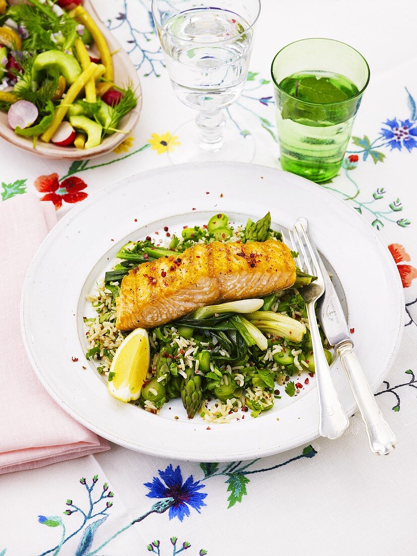 Gegrillter Lachs auf Reis, grüner Spargel, Frühlingszwiebeln