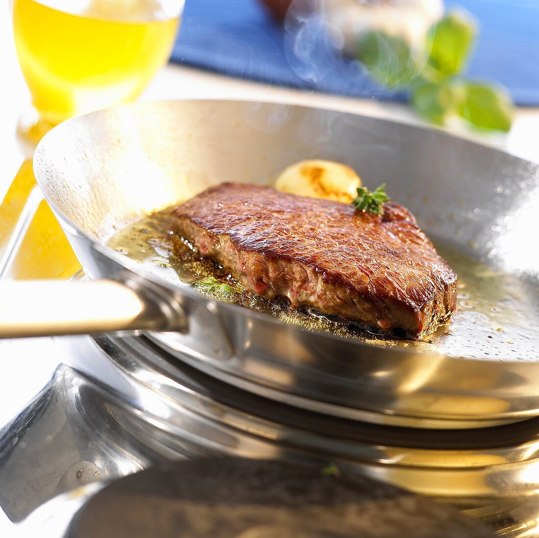 Steak in einer Pfanne mit Rapsöl braten