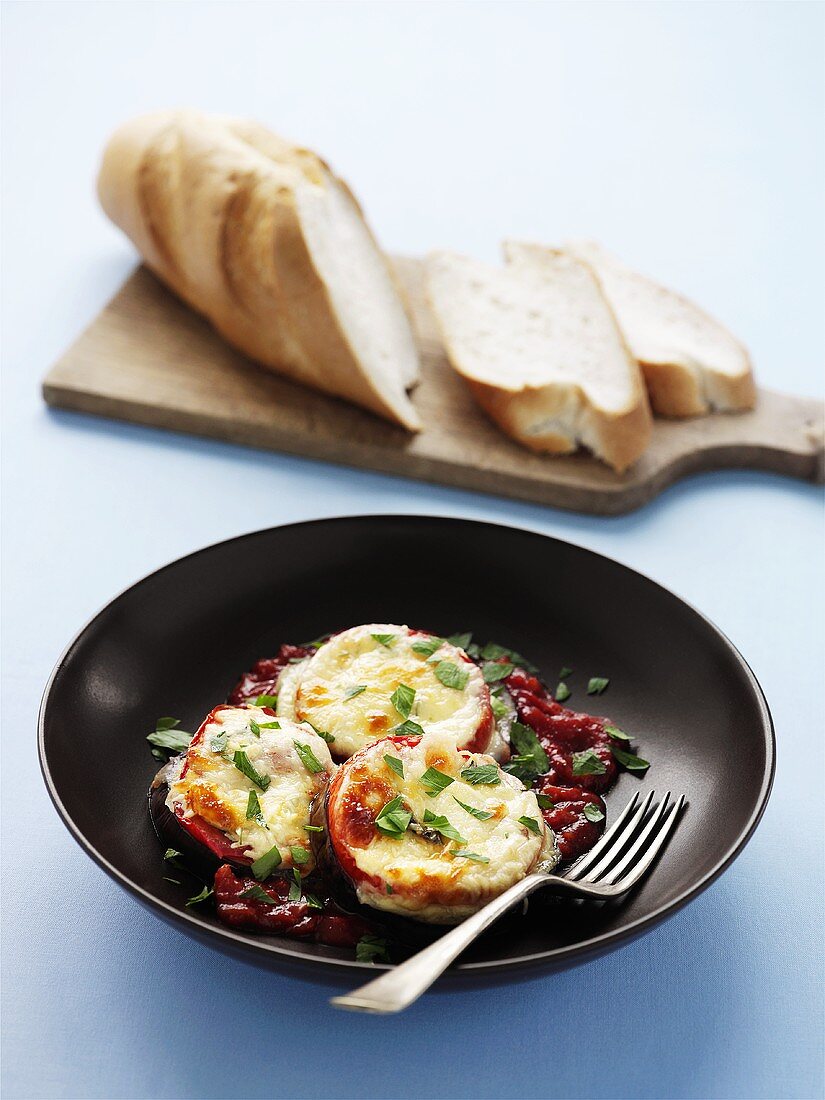 Mit Käse überbackene Auberginen, Weißbrot