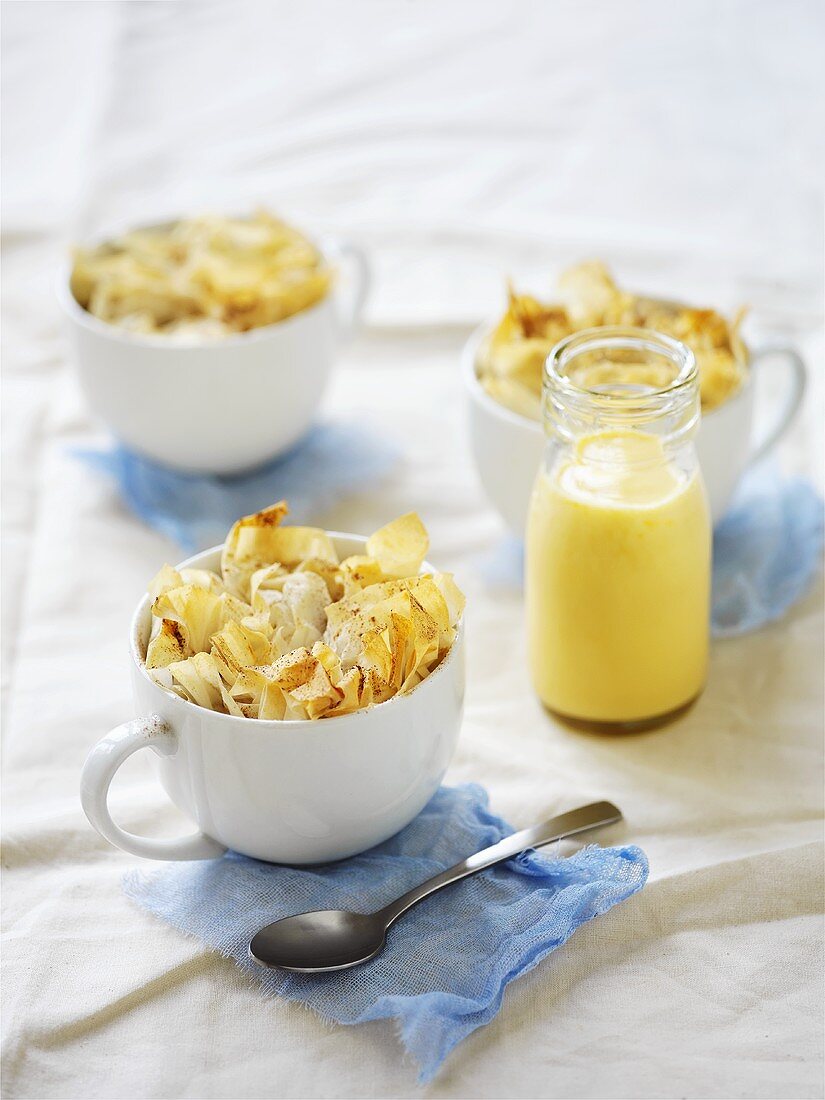 Kleine Applepies in Tassen, Vanillesauce