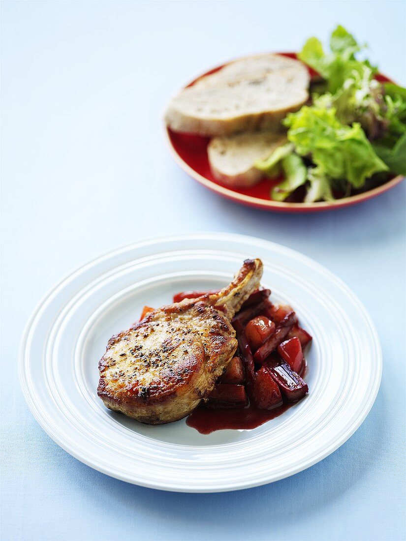 Schweinekotelett mit Rhabarberchutney, Blattsalat und Brot