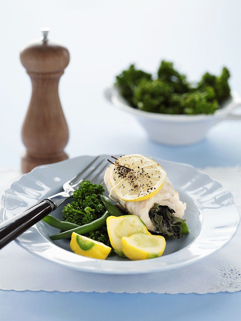 Fischröllchen mit Kräutern, Broccolini und Patisson