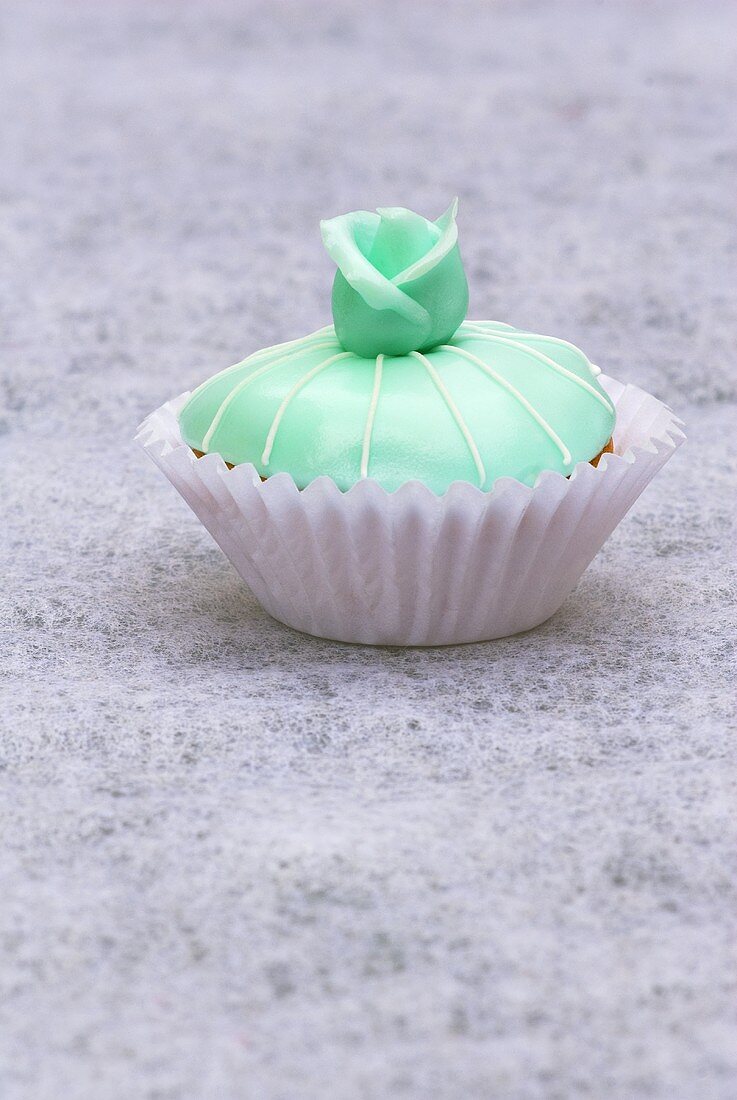 Cupcake (türkisfarben, mit Marzipanrose)