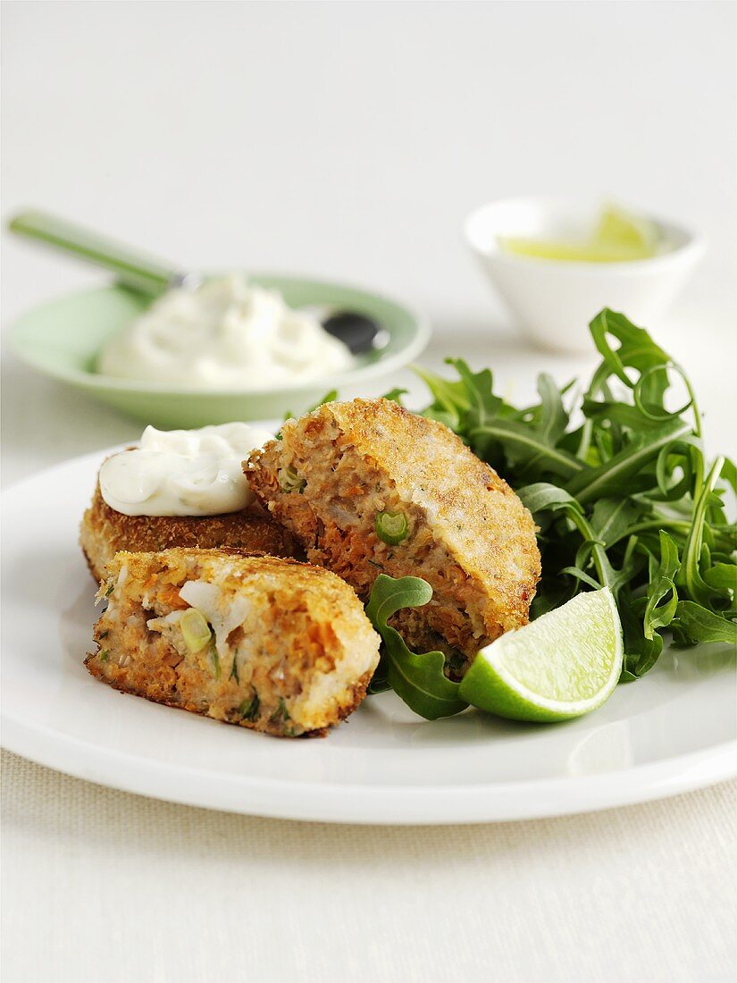 Salmon cakes with rocket and sour cream
