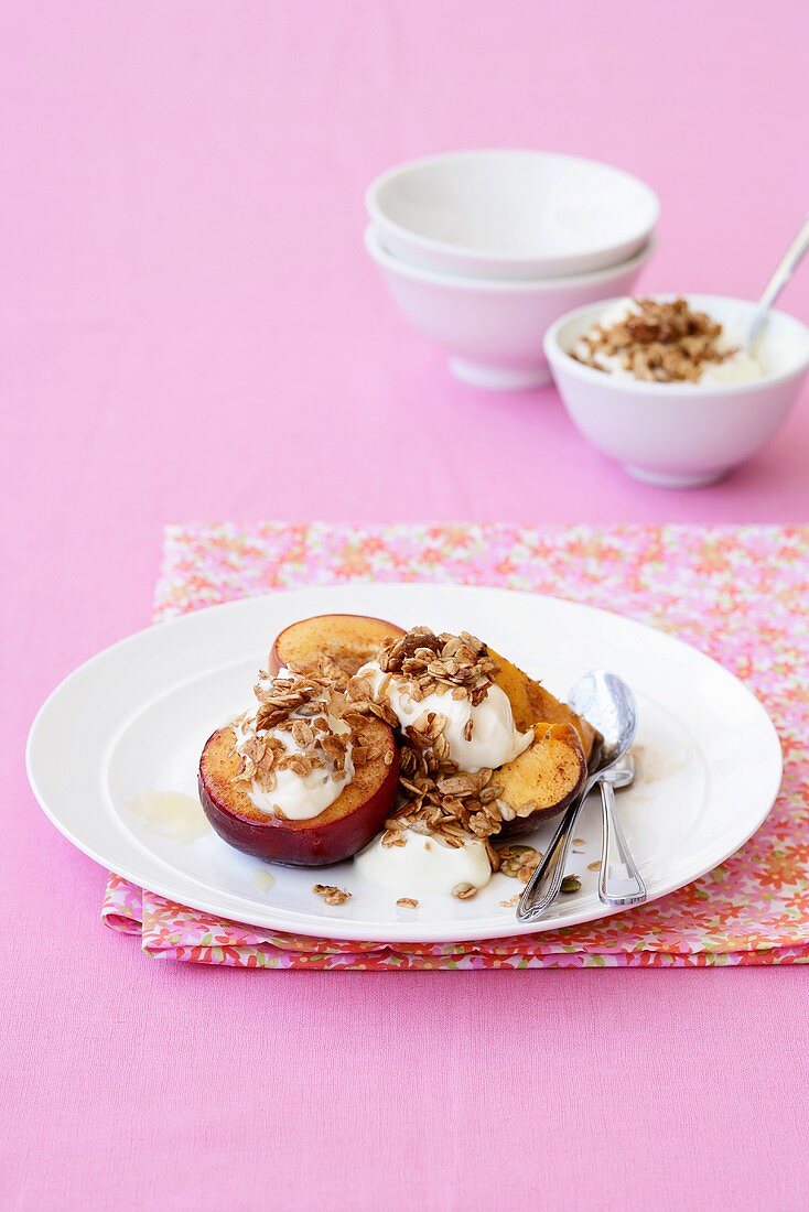 Grilled peach slices with cereal and yoghurt