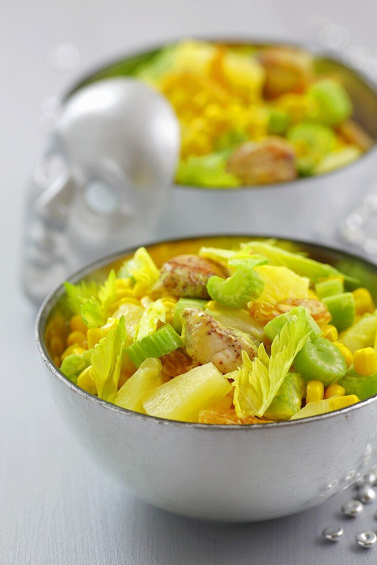 Hähnchensalat mit Mais, Ananas, Sellerie, Weintrauben und Currymayonaise