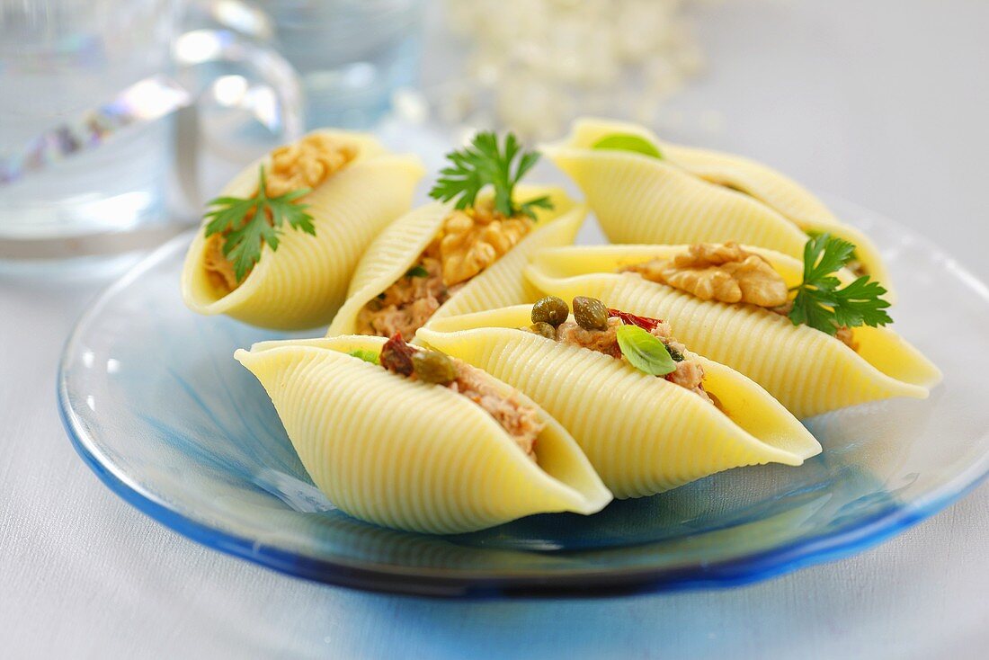 Pasta shells with spicy tuna filling