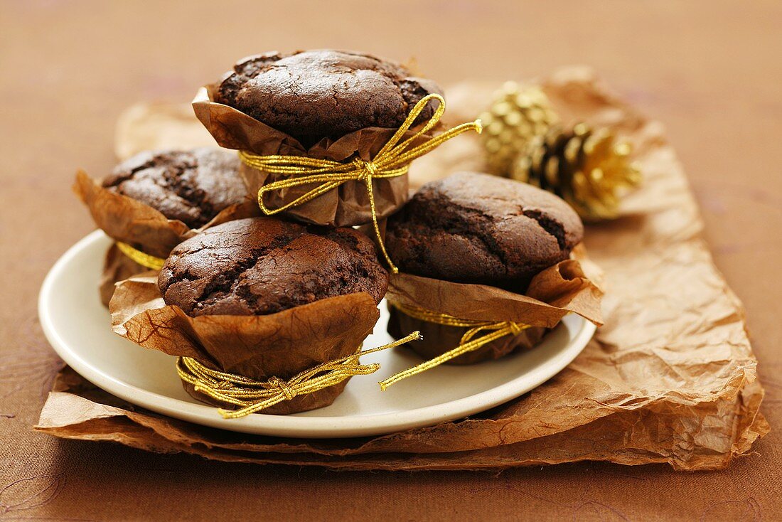 Schokoladen-Muffins in Papier-Manschette