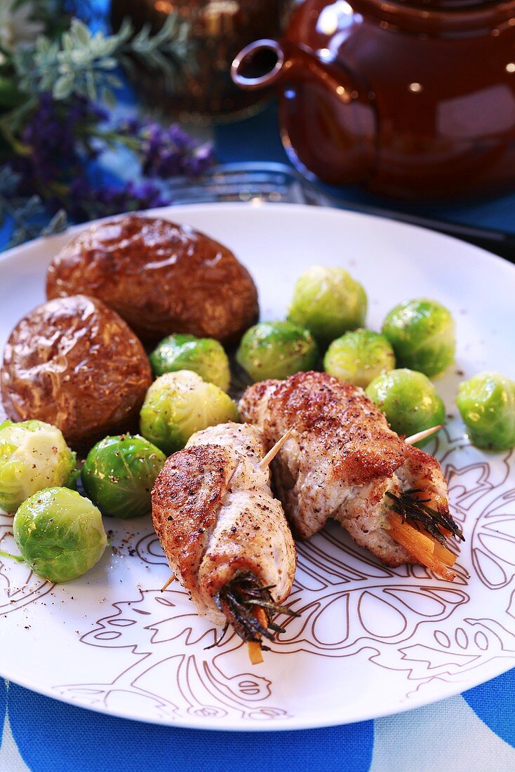 Putenröllchen mit Kartoffeln und Rosenkohl