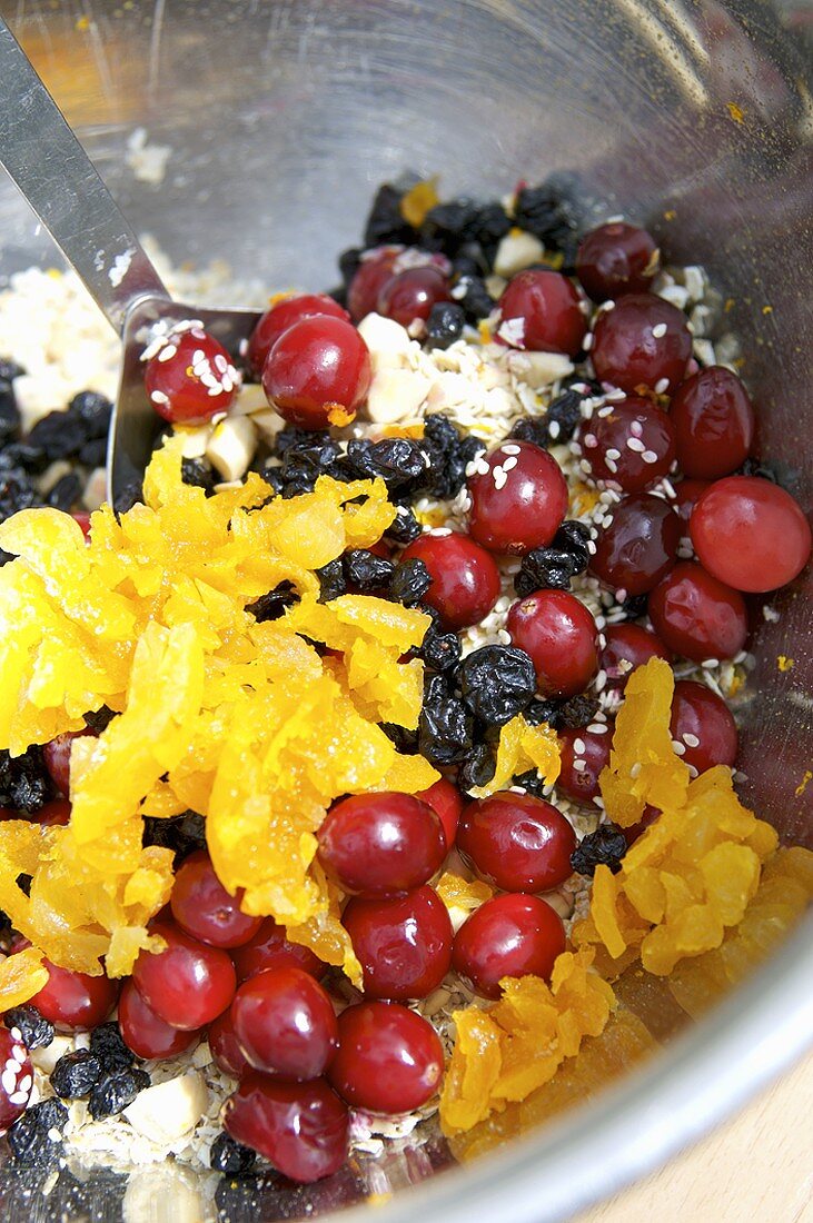 Mixing dried fruit (for biscuits)