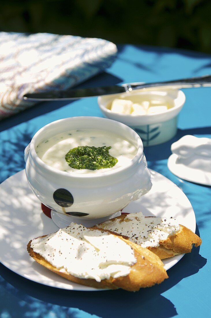 Kartoffelcremesuppe mit Brunnenkressepesto und Crostini