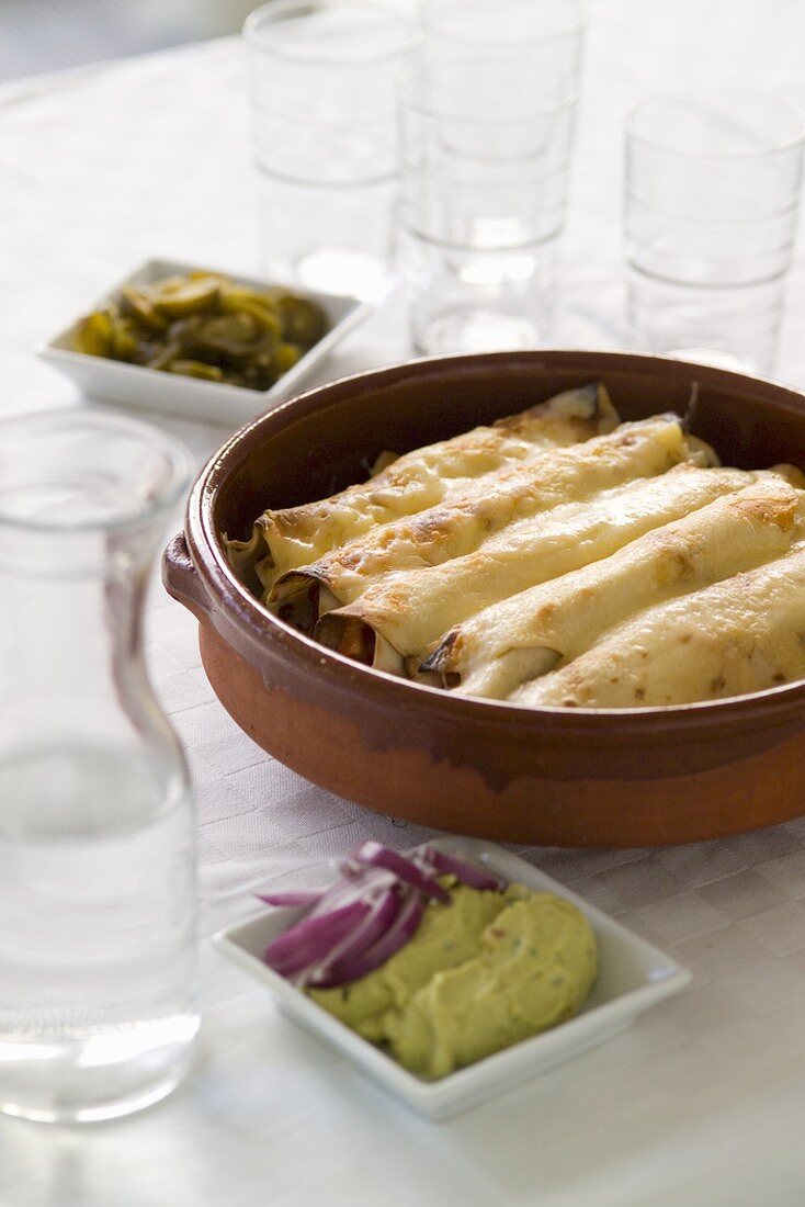 Enchiladas mit Putenfleisch, dazu Guacamole