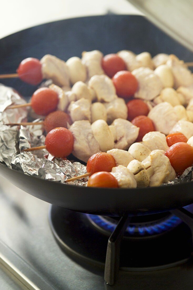 Geräucherte Putenspiesse mit Tomaten § Champignons zubereiten