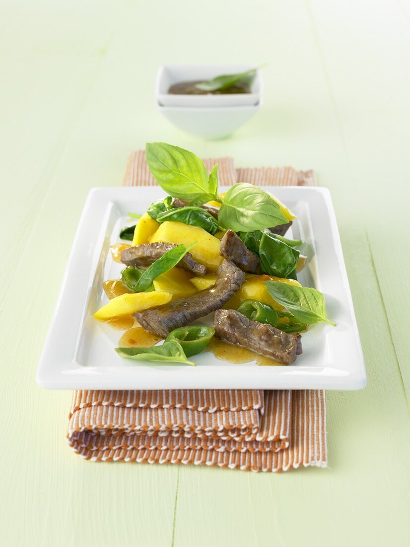 Rindfleisch mit Spinat und Mango