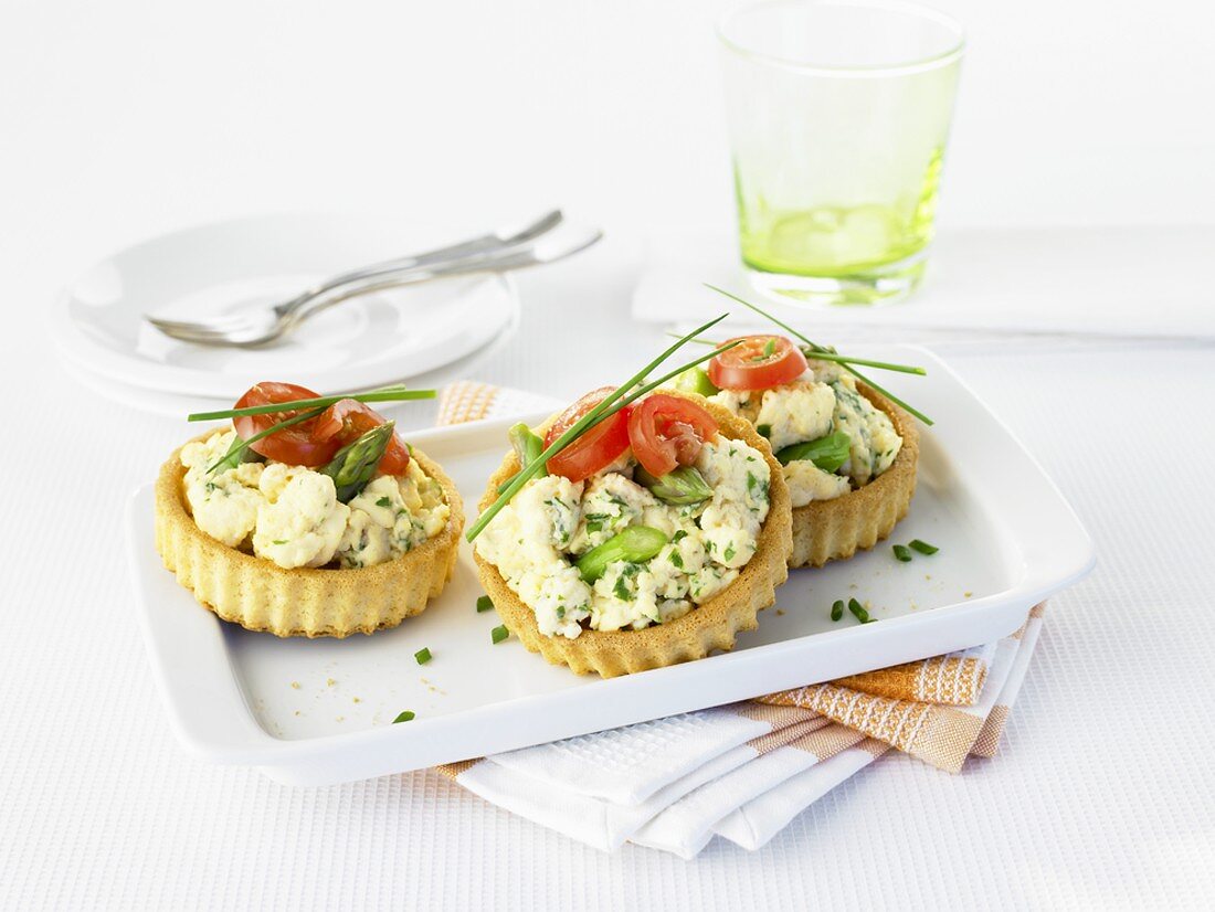 Egg and asparagus tartlets with herbs