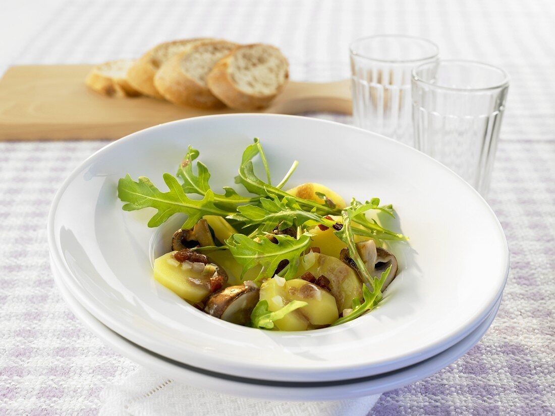 Kartoffelsalat mit Rucola und gebratenen Champignons