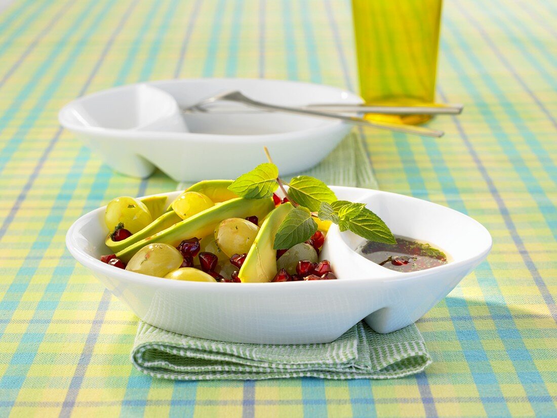 Granatapfel-Avocado-Salat mit Weintrauben