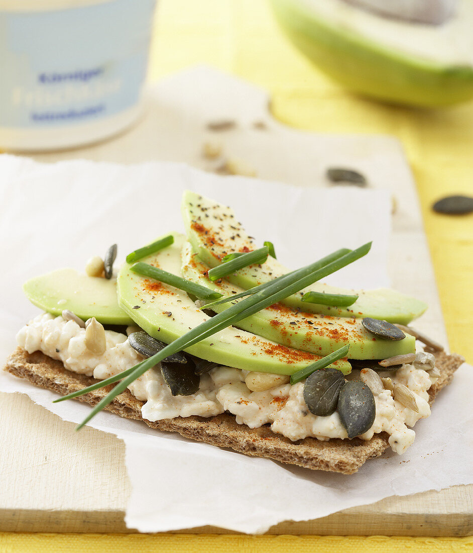 Knäckebrot mit Frischkäse, Avocado und Kürbiskernen