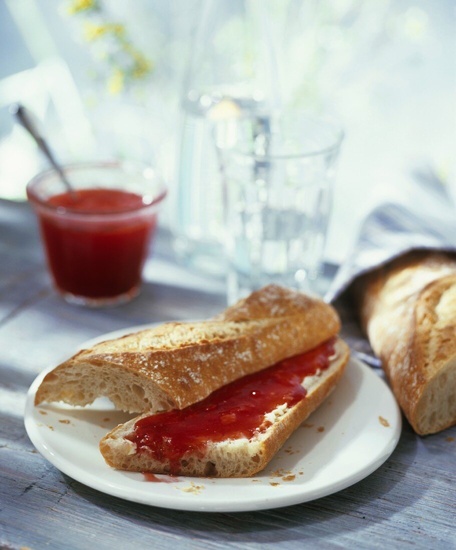 Baguette mit Erdbeer-Chili-Aufstrich