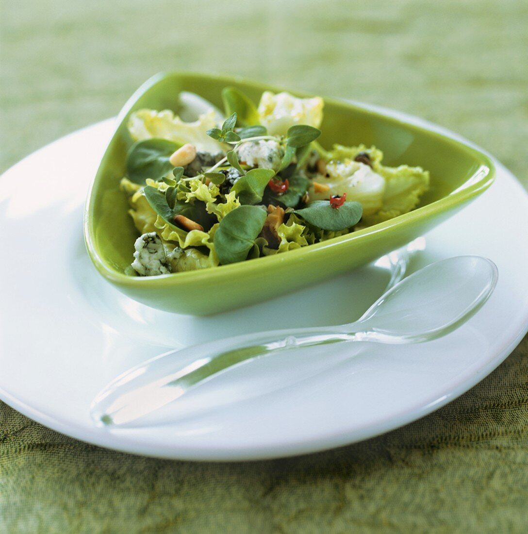Blattsalat mit Blauschimmelkäse und Pinienkernen